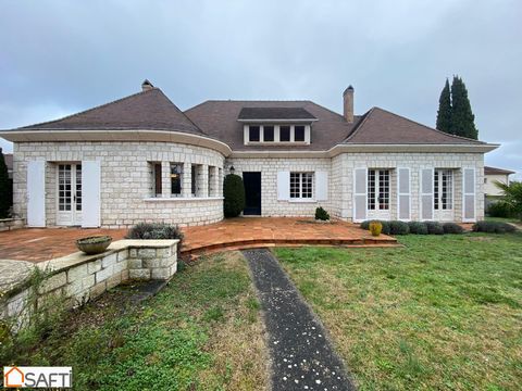 Located in Villeneuve-sur-Lot, this house benefits from a prime location in a dynamic and attractive town. Close to all amenities such as shops, schools and public transport, it offers an ideal living environment for families. In addition, the proxim...