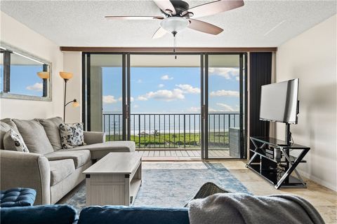 Beautiful 2 bed, 2 bath, 7th floor unit with stunning views of the ocean and intracoastal! The unit features an airy floor plan with spacious rooms and a wonderful balcony overlooking the ocean! A spacious storage locker is also included! Great ameni...