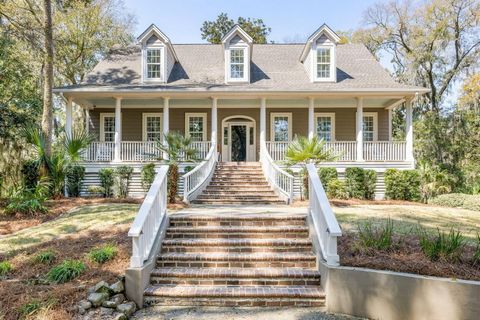 Classic, quintessential, and elegant Lowcountry style home on Seabrook Island. This stunning home is perfectly positioned to overlook the 14th green and the 15th tee box of the renowned Crooked Oaks Golf Course. This home was designed with the view i...