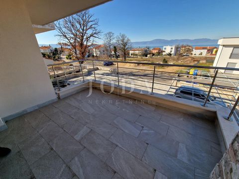 Location: Primorsko-goranska županija, Omišalj, Njivice. An apartment with a sea view is for sale in Njivice on the island of Krk! The apartment is located on the ground floor and has an area of 61 m2. It consists of a living room with a kitchen, a h...