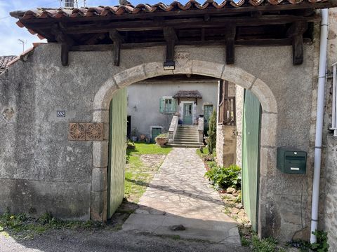 Farmhouse dating from the 17th century, renovated and offering more than 140 m² of living space in its 4000 m² enclosure. This property is built on cellars and has a working bread oven. On the first level, you will find a kitchen open to the dining r...