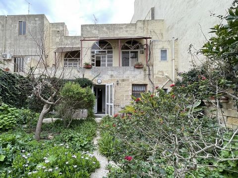 Rare chance to acquire a captivating townhouse from the 1920s in the highly desirable town of Rabat. Positioned on a 250 sqm plot this double fronted residence boasts generous living areas and a spacious garden ideal for hosting gatherings. The poten...