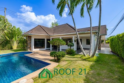 Explora tu casa perfecta en Pattaya Land and House Village. Elija entre una variedad de amplias opciones de 2 dormitorios y 2 baños. La casa se encuentra en una parcela de 364 m2, con un cómodo espacio interno de 126 m2. En el exterior, disfrute de u...