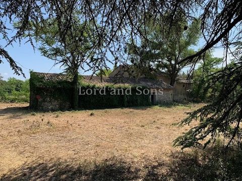 GORDES, LUBERON. Real estate complex composed of a farm to restore with permit purged for a surface of approximately 416m2 and a plot land 3015m2. And two building plots of 1000m2 each. Water and electricity nearly. Total surface area of the land of ...