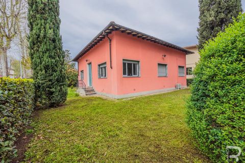 This offer is an exceptional gem: a villa that extends over just one floor, surrounded by a carefully tended garden that offers residents a rare oasis of tranquillity. Although the interior of the house is in need of renovation, it offers you the uni...