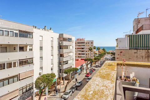 Excellent investment opportunity in the center of Torremolinos! Fantastic penthouse with an enormous wrap-around terrace in the heart of town. All the amenities such as supermarkets, restaurants, pharmacies at your doorstep. The train to Malaga airpo...