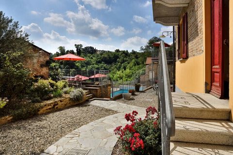 La Villa Pesce est située dans le village viticole piémontais de Mombaruzzo, offrant une vue panoramique sur les collines et les vignobles du Monferrato. Offre un confort contemporain.