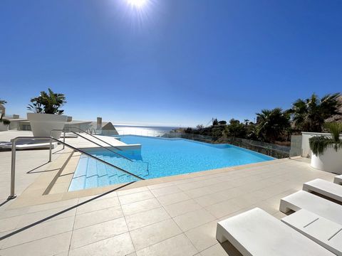 Modern south-facing duplex penthouse with unparalleled panoramic sea views. Two-level penthouse with picture-perfect sea and coastal views. Set within a very privileged location in Benalmadena in exclusive urbanization offering a luxury lifestyle. Th...