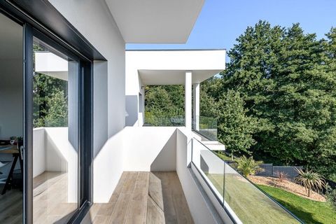 Located in a quiet residential area, this architect-designed villa with a Californian look built on a pretty plot of more than 650 m2 perfectly exposed, has a surface area of approximately 180 m2 on two levels. 15 minutes from the entrance to Rennes ...
