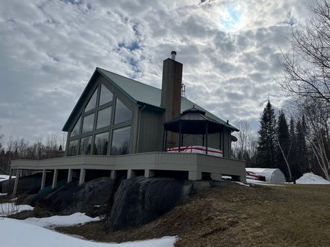 Very nice property located on the waterfront with panoramic views of the large landfill that gives access to Lac St-Jean, with large dock, boat lift, spa, 30' x 24' garage. On a magnificent lot of 47,896 sq. ft., all landscaped with fire area. INCLUS...