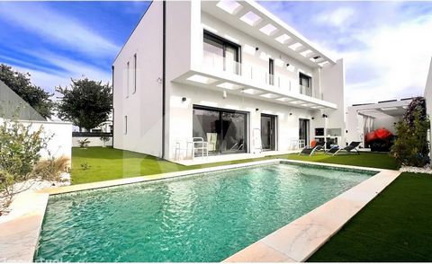 Maison individuelle de 4 chambres avec jardin et piscine d’eau salée à vendre à Azeitão Cette superbe propriété est parfaite pour ceux qui recherchent une maison spacieuse avec des espaces généreux et une atmosphère tranquille et luxueuse. Située sur...