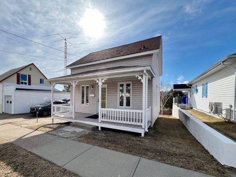 Cute little house offering one bedroom and one bathroom. Perfect for a couple or a single person. The house is completely open concept on the ground floor which will allow you to dispose of the space as you see fit. The large lot also offers several ...