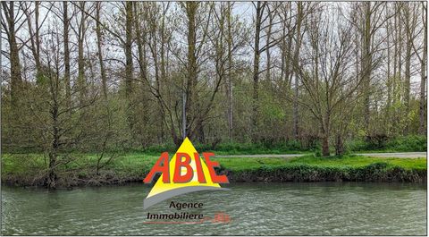 Non-buildable leisure land of 3947 m2 with its trees in the middle of the Marais Poitevin in the commune of Vanneau Irleau near Le Mazeau. Banks of the Sèvre. Quiet and relaxing location. For nature lovers. To be grabbed quickly. We carry out the sal...
