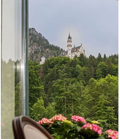 Exclusief vakantiehuis direct onder kasteel Neuschwanstein op 3 verdiepingen met 4 tweepersoonskamers en een terras met uitzicht op het kasteel en een grote tuin