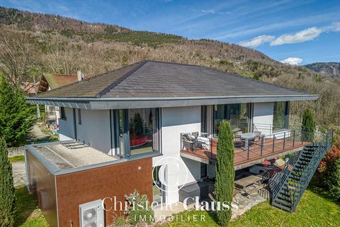 GOOD-EXCLUSIVITY-Discover this magnificent architect-designed house ideally located close to the center with a breathtaking view of the mountains. With excellent energy characteristics thanks to its heat pump and its Canadian well, it offers optimal ...