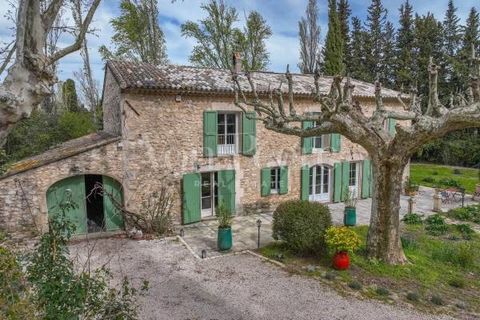 Beautiful old farmhouse (late 19th century) renovated in 2023, approximately 320 m2 in size, on a 4200m2 land located just a few minutes from the village of Plan d'Orgon in a sought-after residential area, and 10 minutes from Eygalieres. This farmhou...