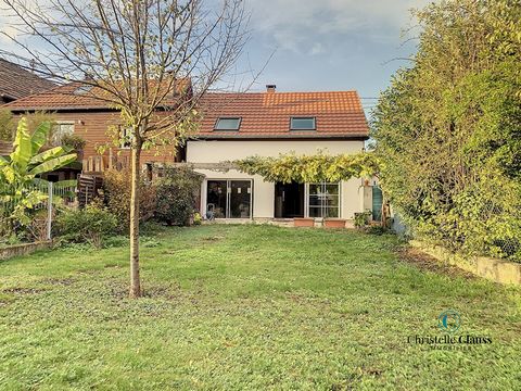 In Blaesheim, residence of 168m2 on a plot of 4 ares, completely renovated with care in 2013. On the ground floor, a bright living room of 33m2, with a stove. The open-plan kitchen, equipped and furnished, opens onto a dining room of 23m2. A spacious...