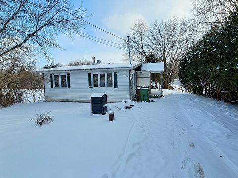 OPEN WATER'S EDGE IMMEDIATELY! Pretty property that can be used as a small main house or cottage directly on the edge of the Yamaska River on a lot of 7,600 square feet. Enjoy the peace and quiet of the countryside and the sound of the river right on...