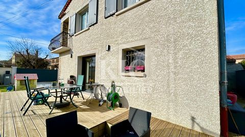 Ref 12505 ME - CARCASSONNE - Close to schools, shops and the Medieval City, located at the end of a cul-de-sac on a plot of 368 m2 enclosed and wooded, house completely renovated in 2019. Approximately 119m2 of living space, beautiful living room of ...