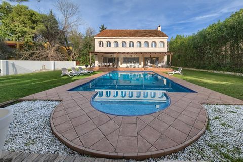This exclusive luxury villa with more than 1000 m2 of plot, located in the prestigious Simón Verde urbanization in Mairena del Aljarafe, Seville, offers an exceptionally refined and comfortable lifestyle. With its elegant and modern architecture, thi...