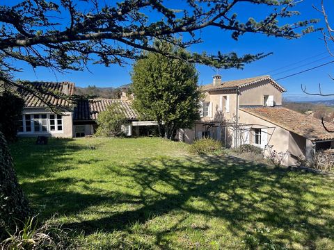 Die Immobilienagentur JURISTIMMO bietet Ihnen dieses prächtige Haus voller Charakter in idealer Lage im dynamischen provenzalischen Dorf Malaucène, am Fuße des Mont-Ventoux, nur wenige Kilometer von Vaison-la-Romaine entfernt. Auf einem umzäunten Gru...
