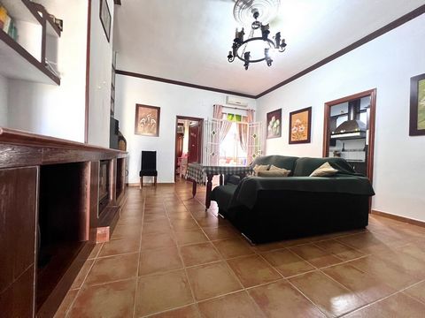 The opportunity of this semi-detached house in the tourist center of Villamanrique de la Condesa is truly attractive. The single-storey property offers a unique living experience in a prominent tourist setting. The house has a rooftop, which not only...