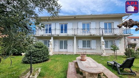 FAMILY HOUSE Come and discover without delay in the town of Saverdun, this charming family house of more than 210m² of living space on flat and fully enclosed land of approximately 610 m². Ideally located in a quiet area. The layout of the rooms, on ...