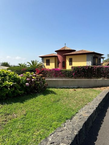 TENERIFE: Charming Villa with views of Mount Teide and the Sea in La Orotava! This exceptional property offers stunning views of Mount Teide and the Atlantic Ocean. With three levels and 6 bedrooms, this home offers plenty of space and opportunities....