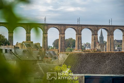 Located in the heart of the charming town of Morlaix, this historic fifteenth-century residence has preserved many elements of the past: three arcades, the remains of the Collegiate Church, the rampart, the stone lintel, giving it a timeless characte...