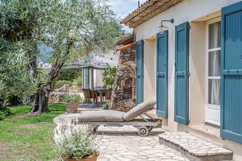 Summary Fabulous property with its Provençal house and its mazet for friends, in a totally quiet and private location. The main house is entirely on one level and is composed of a large reception area with living room and fireplace, dining room with ...