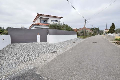 Enjoy the best that life has to offer in this detached villa, built in 2015, which stands out not only for its modern architecture, but also for the serenity of its rural setting. Located in the peaceful village of Labrengos, belonging to the welcomi...