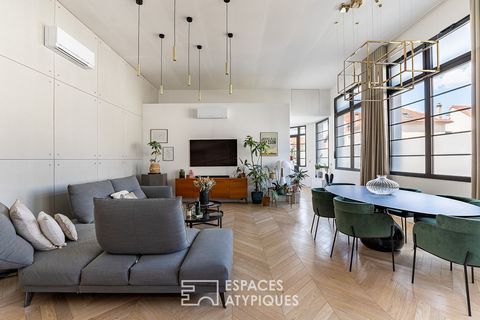 Resulting from the rehabilitation of a factory and taking place in the highly sought-after residential area of Le Charentonneau, this modern loft has a total surface area of 147m2. It captivates with its volumes, its light and the quality of its serv...