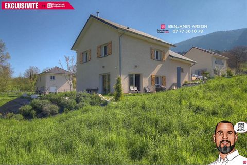 Exclusivity - This beautiful contemporary house, built in 2019, offers you an idyllic living environment within a small quiet development, nestled in the countryside. Located just 10 minutes from Entre-deux-Guiers, 15 minutes from Pont-de-Beauvoisin ...