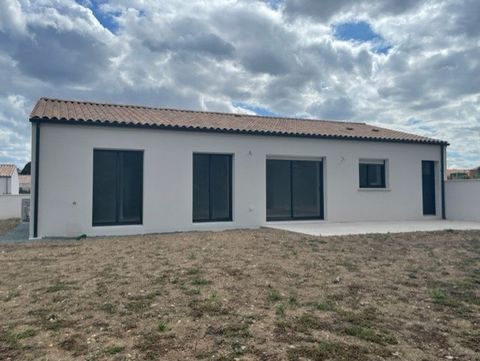 All the comfort and modernism for this new generation house. It is located very close to the town center of Saintes and consists of a living room opening onto the kitchen which can be converted to your liking, 4 bedrooms including one with shower roo...