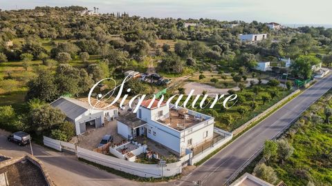 This classic villa is located close to the village of Santa BÃ¡rbara de Nexe, only 2 kilometers distant from all amenities such as stores and restaurants. Only 15 kilometers separate the famous Quinta do Lago golf course, Faro Airport, and the Algarv...