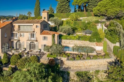 This stunning duplex apartment recently refurbished offers high standard and is conveniently located just a 5 minute walk to the charming old village of Mougins. The property features a large entrance hall leading to three bedrooms, two of which have...