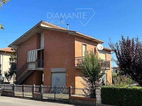 MONTEPULCIANO STAZIONE (SI): centrally located, detached house of about 440 sq. m. on two levels with fenced surrounding garden, divided into two units both consisting of: * Ground floor: porch, two funds and double garage; * First floor: large entra...