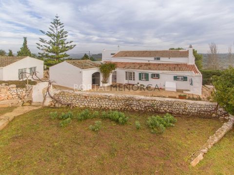 Magnificent country house with swimming pool for sale in the interior of Menorca, combining the calm of rural life with the comfortable proximity of the city and the beach. With a constructed area of 541 m², in addition to the main house, you will en...