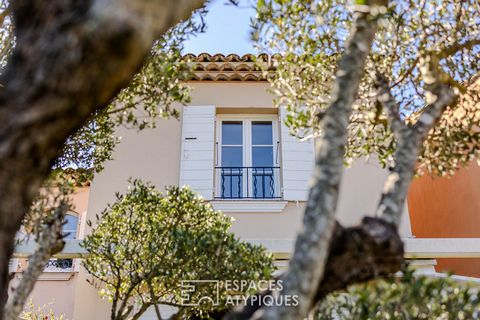 Located in Gassin, in the heart of the Gulf of Saint-Tropez, in a private and secure wooded area with swimming pool, this pretty villa of 63 m2 on a plot of 267m2 has been completely redesigned and renovated with quality materials. The inner courtyar...