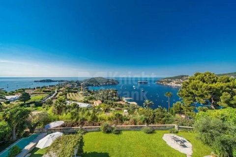 Arguably the best panoramic sea view on the Mediterranean, encompassing both the Cap Ferrat peninsula and the wonderful bay of Villefranche sur Mer. A beautiful and spacious villa of 450m² with a lift, entrance hall, large reception room, dining room...