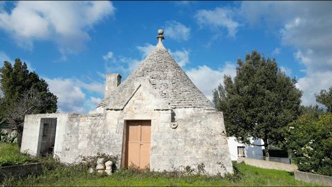 Puglia Cisternino (BR) Contrada Barbagiulo Coldwell Banker offers for sale, a characteristic Trullo located in the heart of the Itria Valley with an approved expansion project and construction of an in-ground swimming pool. The property is surrounded...