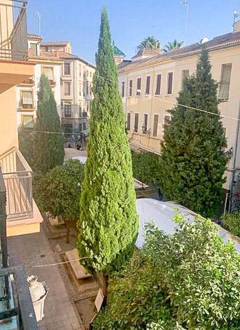 Apartment in the center of Granada €800/MONTH Come visit this apartment located in Plaza la Pescadería in Granada. Next to all kinds of services: transport, supermarkets, schools, etc. The apartment has beautiful to Pescadería. It has a living room, ...