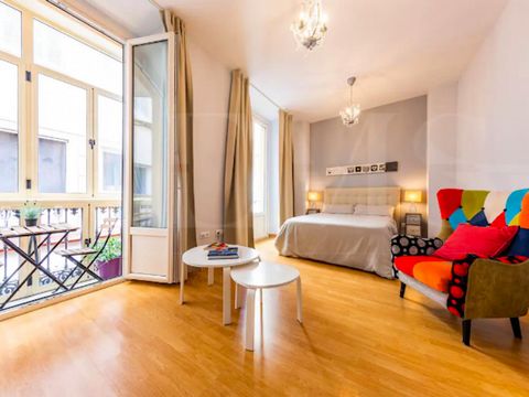 Our renovated studio for 2 people has the best location if you want to be close to all the interesting places in Malaga. The Picasso Museum is only 300m away and the Malaga Cathedral: 270m. If you take a walk along Calle Granada, you will have Calle ...