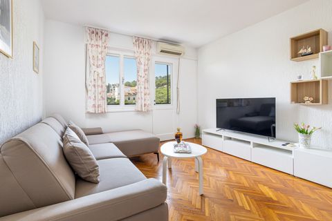 Apartment is located in quite neiberhood 5 minutes walk from downtown. Big park and recreation zone Marjan is also inside 5 minutes walk. Internet speed is more 300mbps.