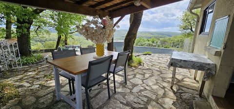Single storey house with an exceptional view! This stone house from the 1970s, located in a small peaceful hamlet, benefits from a breathtaking view of the valley. Situated on a beautiful flat and wooded plot of approximately 3800m2, there is an atyp...
