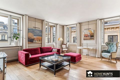 Paris 8th beautiful bright apartmentIn a quiet and residential street, a few meters from rue du Faubourg Saint-Honore, on the 3rd floor by elevator of a very beautiful secure building, elegant 84.44 m2 apartment with double exposure.In perfect condit...