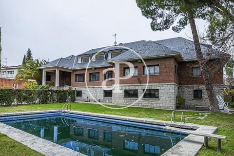 Spectacular and exclusive villa located in the Parque del Conde Orgaz, in one of the best residential areas of Madrid, is this very bright villa with large garden and four-story pool, with 1,475 sqm on a plot of 1,500 sqm. The property is distributed...