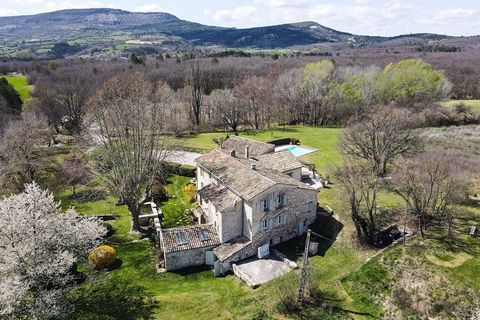 To the north-east of the Luberon park, facing the Lure mountain, this old mill is located at the confluence of two rivers.Its land, planted with trees and flowers, is bordered by forests, fields and meadows as far as the eye can see, and has a heated...
