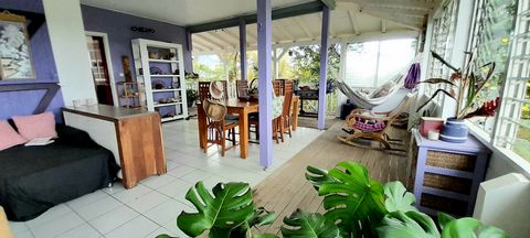 SAINTE ROSE-SOFAÏA: Diese hübsche Villa im kreolischen Stil bietet Ihnen eine große, freundliche und gut belüftete Veranda mit Blick auf den Garten (Swimmingpool). Eine Einbauküche mit einer Theke für Abende mit Freunden mit Blick auf das Wohnzimmer....