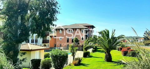 In Ciboure, in the Socoa district on the Untxin, in a residence nestling in greenery, this beautiful flat of almost 51 m2 is a peaceful place to live, with a swimming pool and tennis courts. Its ideal location, just a 5-minute walk from the seafront ...